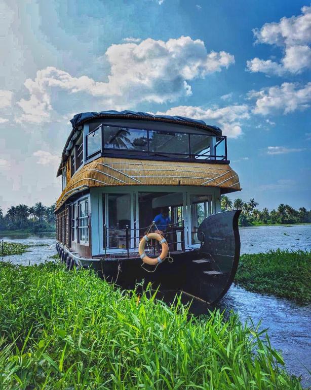 Stay on a Traditional Kerala Houseboat
